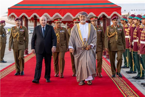سلطان عمان يستقبل الرئيس الجزائري عبد المجيد تبون  بمسقط