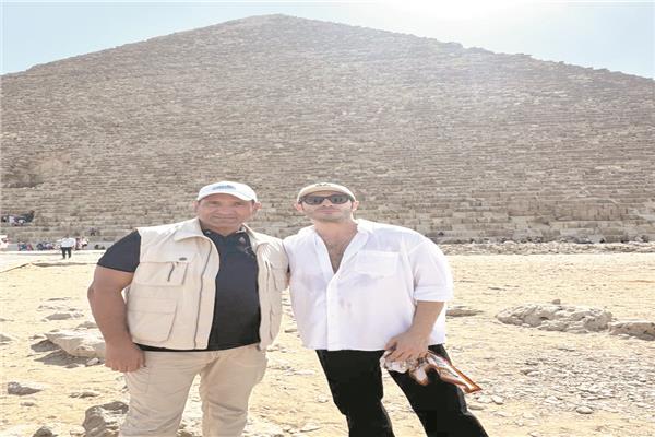 الفنان التركى بوراك دينيز أمام الأهرامات