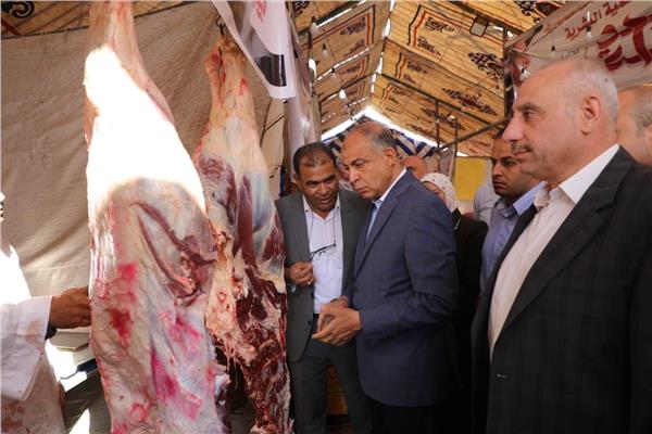 اللواء عماد كدواني محافظ المنيا خلال الجولة