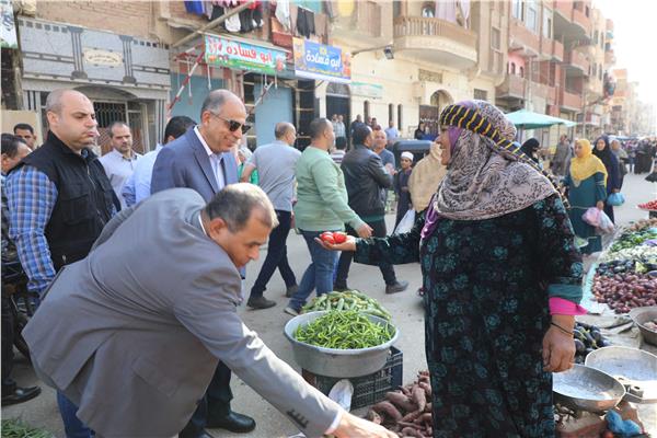اللواء عماد كدواني محافظ المنيا خلال حديثة مع الباعة