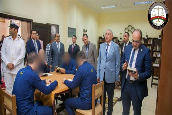 أعضاء النيابة العامة خلال الجولة داخل مركز إصلاح وتأهيل المنيا (٣)