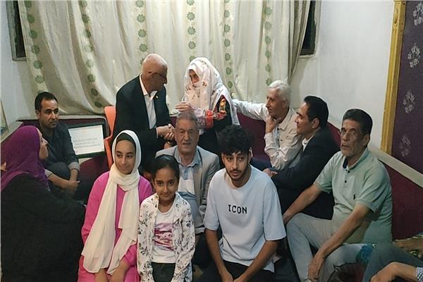 محافظ شمال سيناء يزور المجاهدة فرحانة بمنزلها بالعريش 
