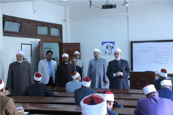 جانب من تفقد الدكتور محمد الضويني الاختبارات التحريرية والشفوية لأعضاء لجان الفتوى