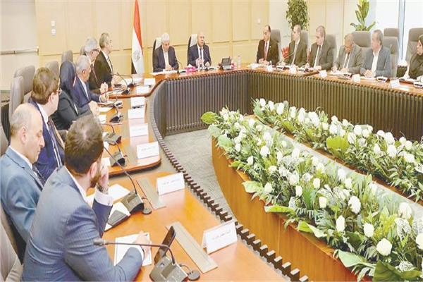 وزيرا الصناعة والتعليم العالى خلال اجتماعهما بقيادات الوزارتين 