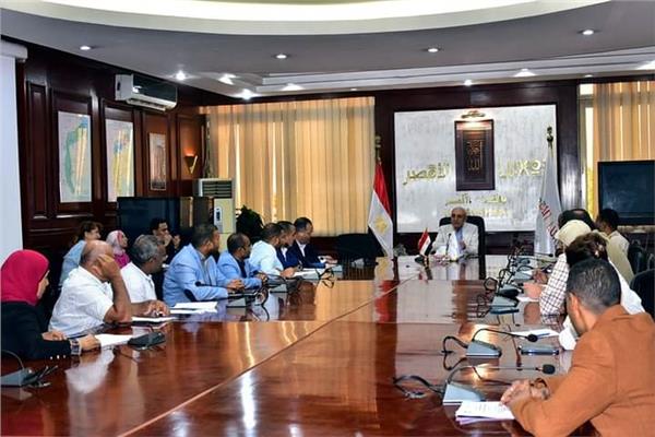 اجتماعا بشأن التخطيط لمشروع ازدواج طريق مصر بمحافظ الأقصر