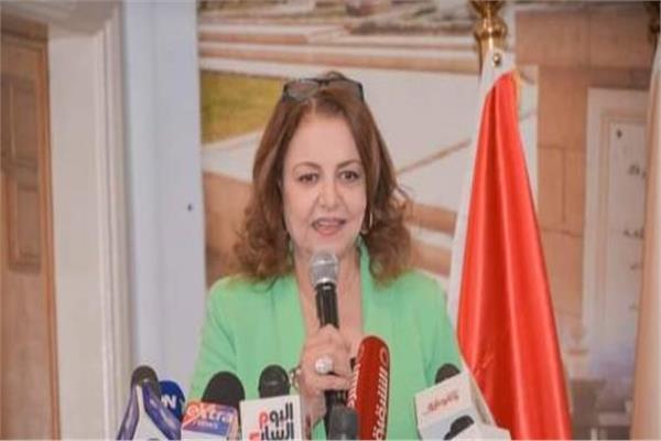الفنانة عزة لبيب