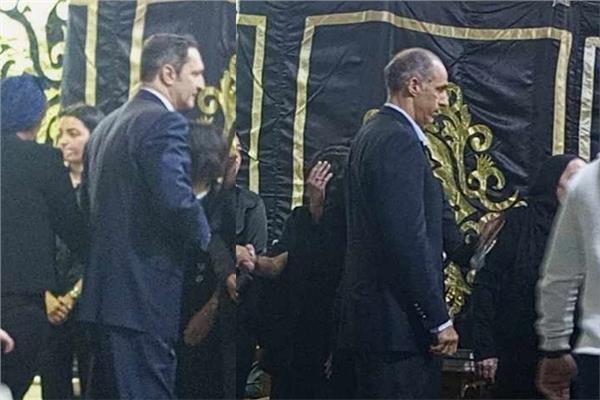 جمال وعلاء مبارك يحضران عزاء حسن يوسف بمسجد مكرم