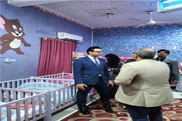 الدكتور عمرو دويدار وكيل وزارة الصحة بسوهاج خلال الجولة 