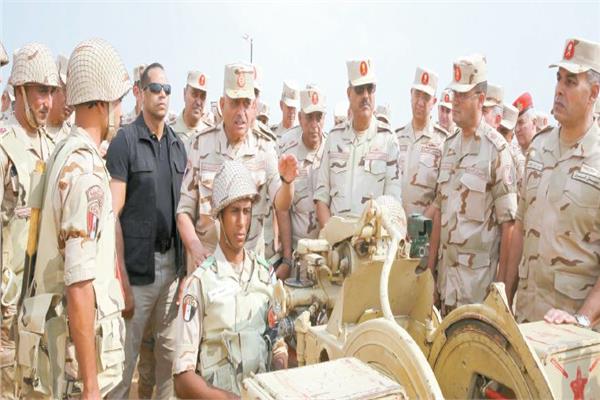الفريق أول عبد المجيد صقر يتابع سير العملية التدريبية للمقاتلين