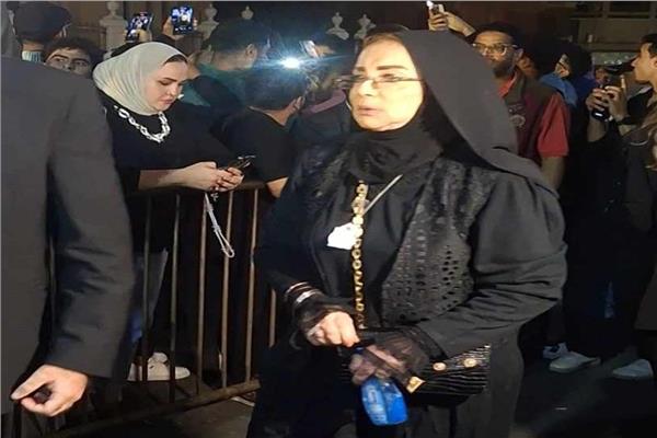 شهيرة تقدم واجب العزاء في الراحل مصطفي فهمي 