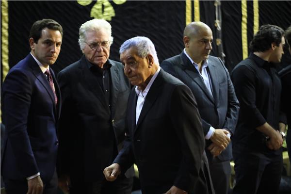 زاهي حواس يقدم واجب العزاء في الفنان مصطفى فهمي