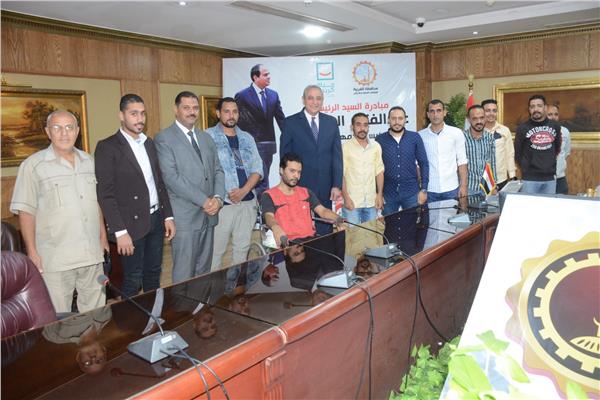 محافظ الغربية أثناء استقباله أبناء المحافظة 