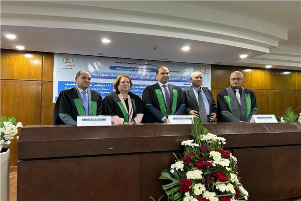 المستشار حمدي درويش خلال مناقشة رسالة  الماجستير