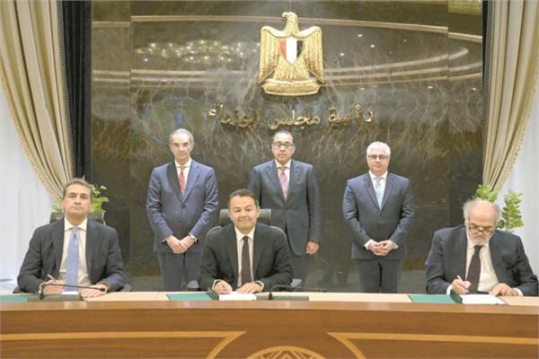 د. مصطفى مدبولى يشهد توقيع عقد حق انتفاع أراضى بمنطقة السخنة الصناعية