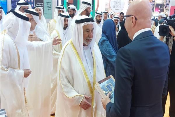 حاكم الشارقة يتفقد جناح الهيئة المصرية العامة للكتاب