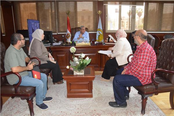 محافظ الغربية يناقش مستوى الخدمات الصحية 