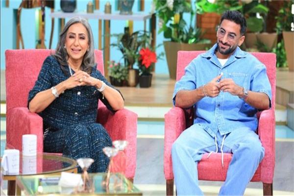 الإعلامي الإماراتي أنس بوخش ووالدته السيدة هالة كاظم