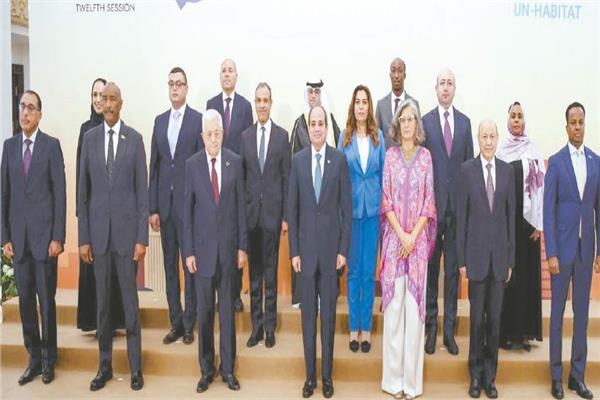 الرئيس عبدالفتاح السيسى يتوسط عددًا من المشاركين فى افتتاح «المنتدى الحضرى العالمى»