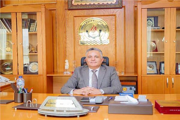 رئيس جامعة السويس الدكتور أشرف حنيجل
