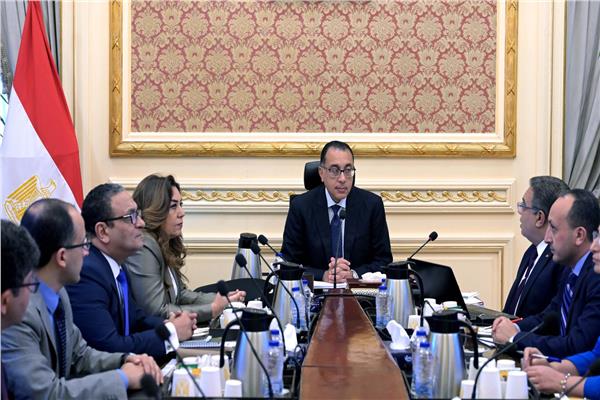 رئيس الوزراء خلال الاجتماع