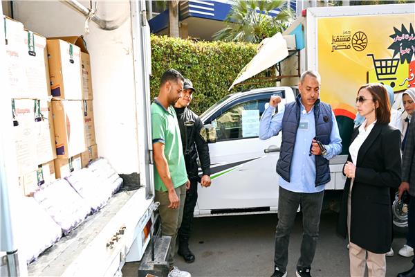 الدكتورة جاكلين عازر محافظ البحيرة خلال الجولة
