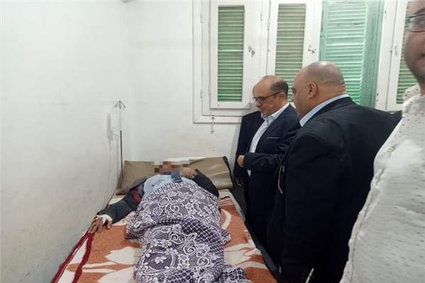 اللواء دكتور محمد الزملوط محافظ الوادي الجديد يطمئن علي حالة مصابين الحادث