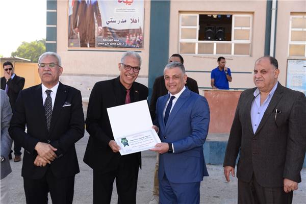 اللواء طيار أكرم محمد جلال محافظ الإسماعيلية يكرم مدير المدرسة