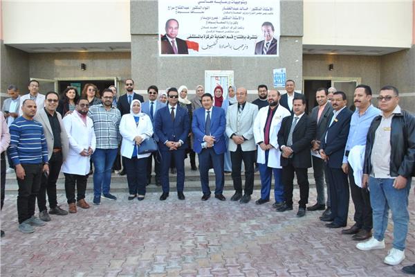 الدكتور عمرو دويدار وكيل وزارة الصحة بسوهاج خلال الجولة