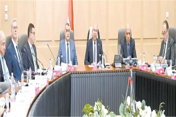 الفريق كامل الوزير خلال رئاسته الاجتماع العاشر للمجموعة الوزارية للتنمية الصناعية