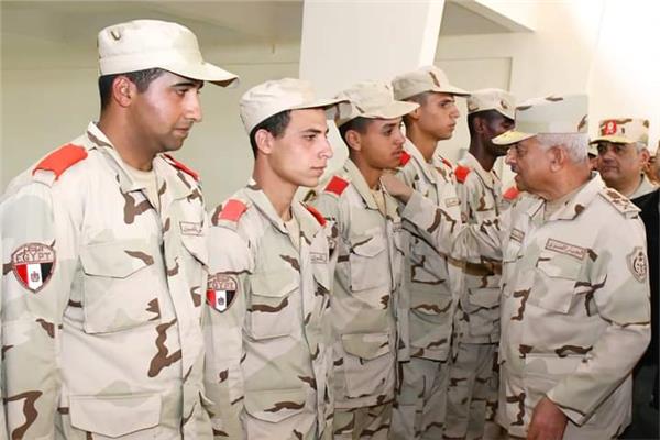 وزير الدفاع يتفقد عدداً من مراكز التدريب