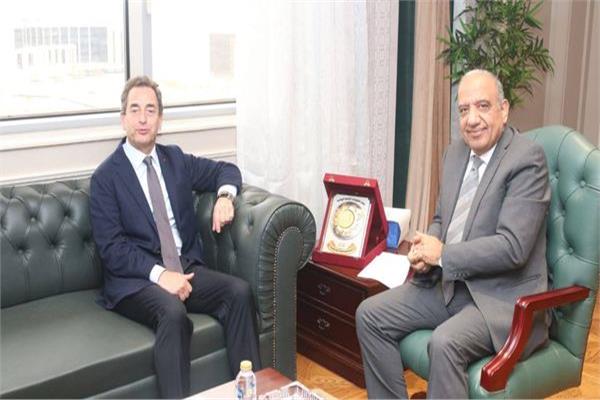 وزير الكهرباء وسفير فرنسا خلال الاجتماع