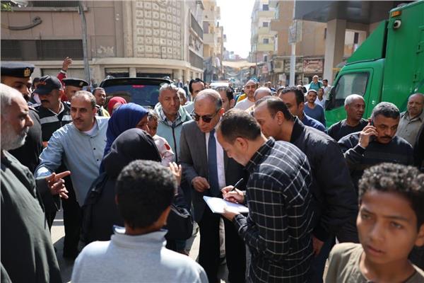 محافظ المنيا خلال تفقده أحد منافذ حياة كريمة ويستمع لطلبات الأهالي