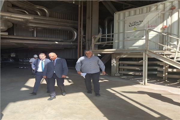 جانب من جولة وزير الكهرباء لمحطة توليد السويس البخارية