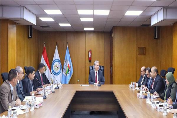 وزير البترول يجتمع مع قيادات هيئة البترول لمناقشة خطة العمل