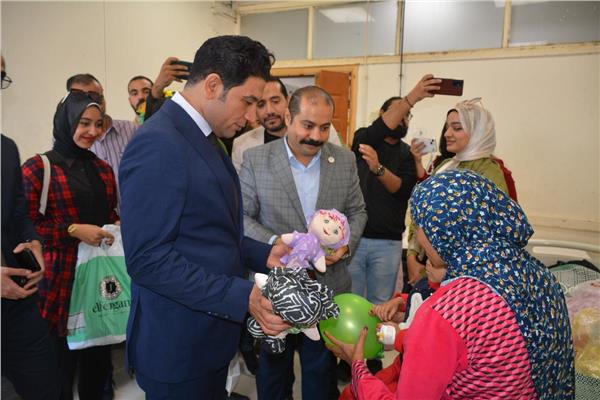 نائب محافظ سوهاج يوزع الهدايا على الأطفال المرضى بالمستشفى العام