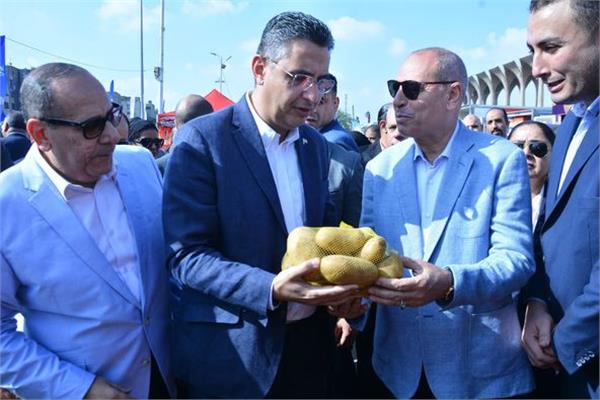 وزير التموين يتفقد سوق اليوم الواحد بالقاهرة