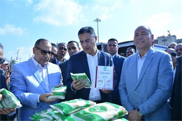  وزيرالتموين يتفقد سوق اليوم الواحد بمدينة نصر