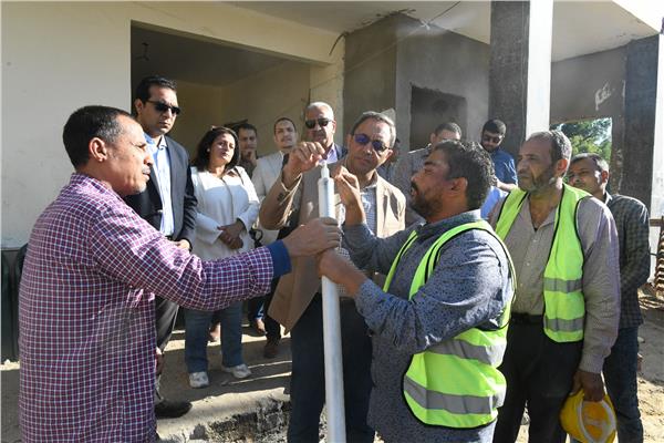  محافظ قنا يتفقد مجمع المواقف 