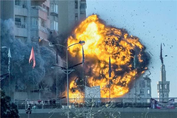 نيران الاحتلال تستهدف مبني سكنيًا فى بيروت