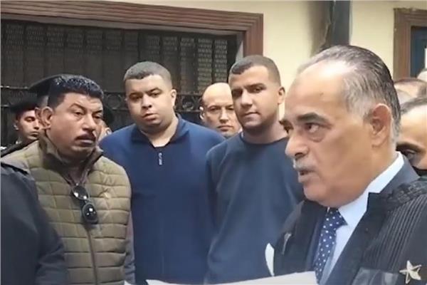 عصام صاصا وشقيقه أمام المحكمة
