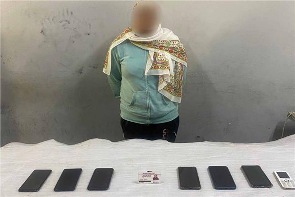 العاملة وأمامها المضبوطات