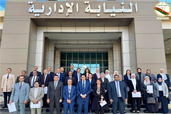 مدير مركز التدريب القضائي يتوسط أعضاء النيابة الإدارية