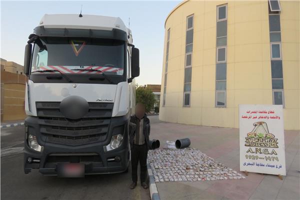 أحد المتهمين والمضبوطات