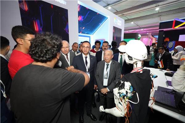 نقيب المهندسين يفتتح جناح النقابة 