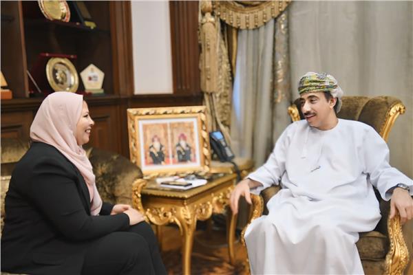 السفير عبدالله بن ناصر الرحبي سفير سلطنة عُمان بالقاهرة ومحررة بوابة أخبار اليوم