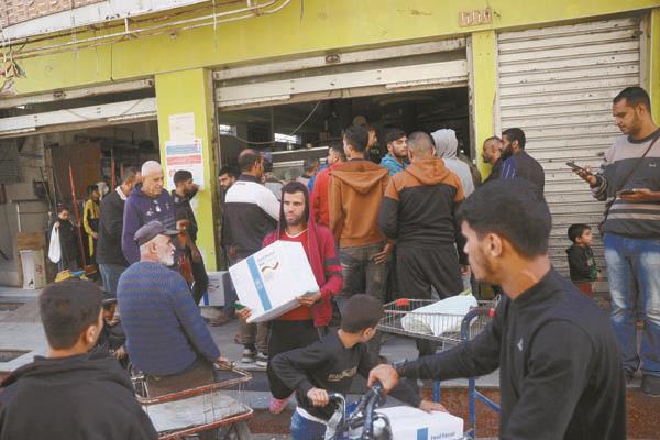 طوابير للحصول على بعض المساعدات الإغاثية وسط غزة