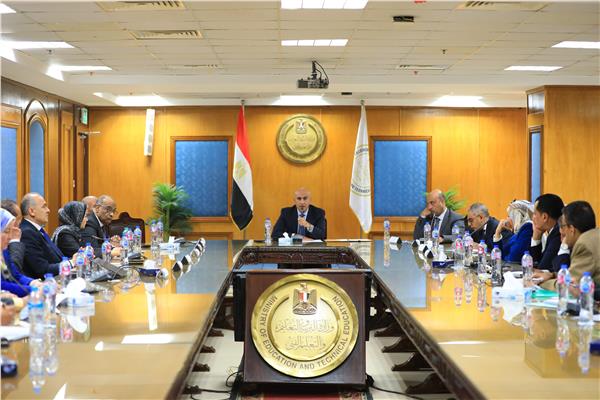 اجتماع وزير التعليم بمديري ووكلاء المديريات لمتابعة انضباط سير العملية التعليمية