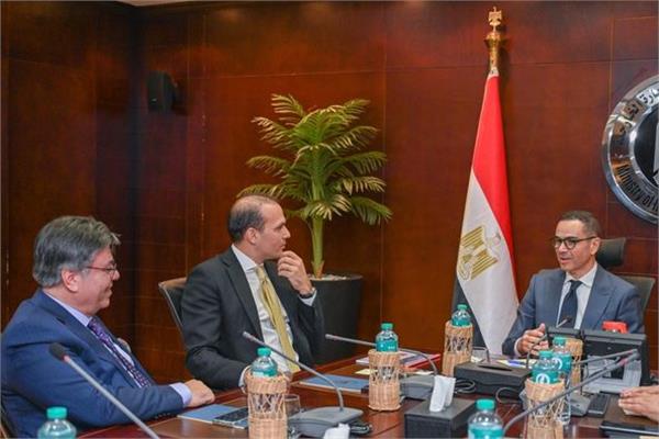 وزير الاستثمار والتجارة الخارجية يبحث مع رئيس شركة تركية