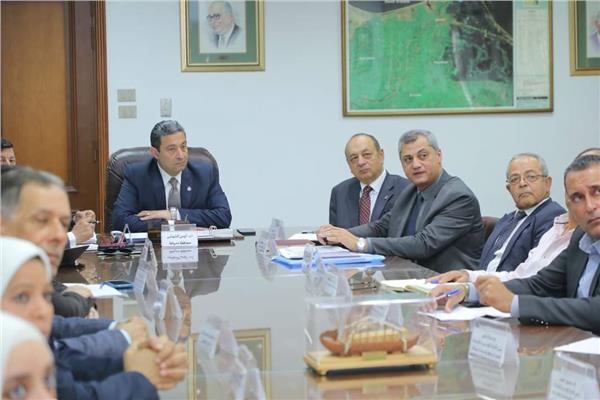 الأستاذ الدكتور أي من الشهابى محافظ دمياط خلال الاجتماع