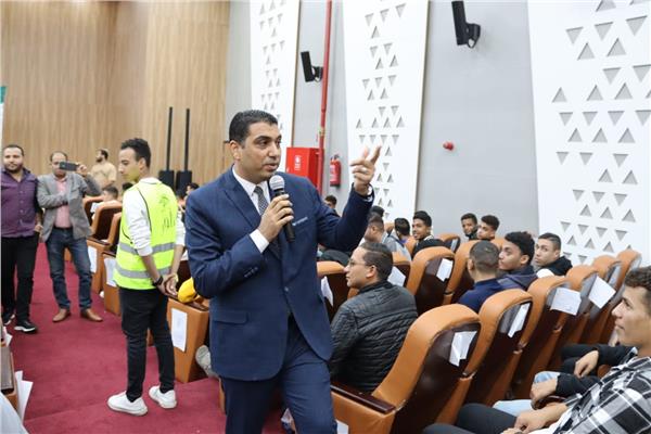  الدكتور هشام أبو زيد نائب محافظ الأقصر اثناء الندوة